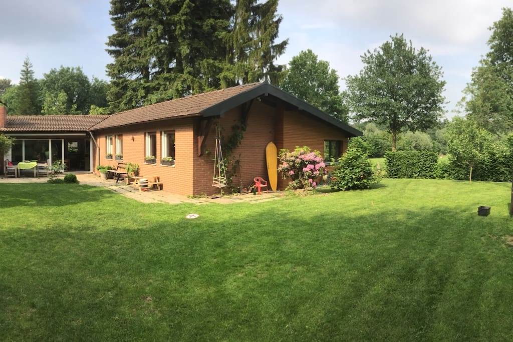 1300qm Garten in dem nicht nur Kopfball und Einwurf sondern auch Flanke und Abstoß geübt werden kann.