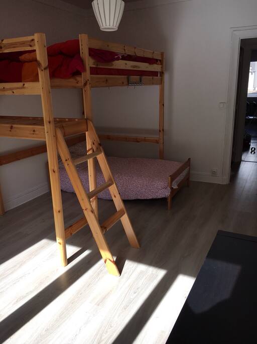 Chambre avec lit superposé 2 places et lit une place dessous