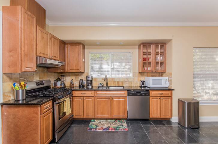 ATX Mini-Mansion gallery image 3