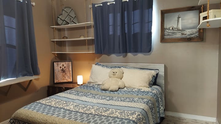 غرفة النوم الثانية - تتضمن سرير بمقاس كبير