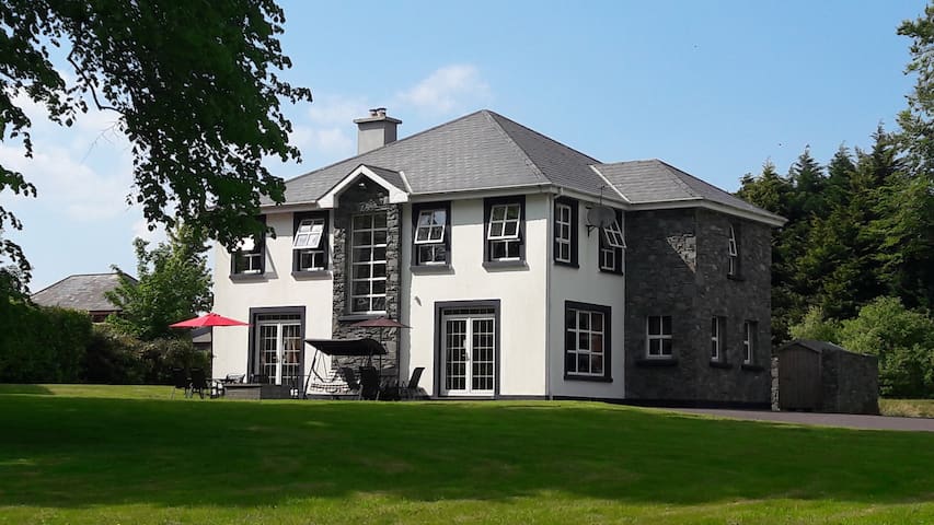 3 Priory Grove, Muckross Road, Large en suite