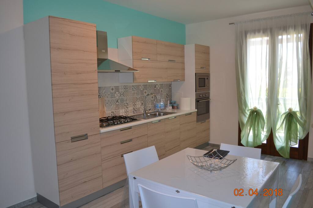 Soggiorno cucina con ampio balcone
