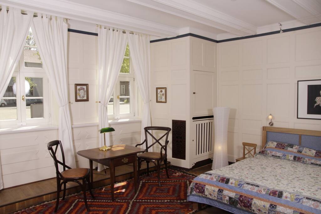 Arbeitsplatz im Schlafzimmer mit Blick auf den Domplatz