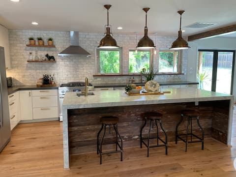 Luxury Getaway near Humboldt Redwoods State Park