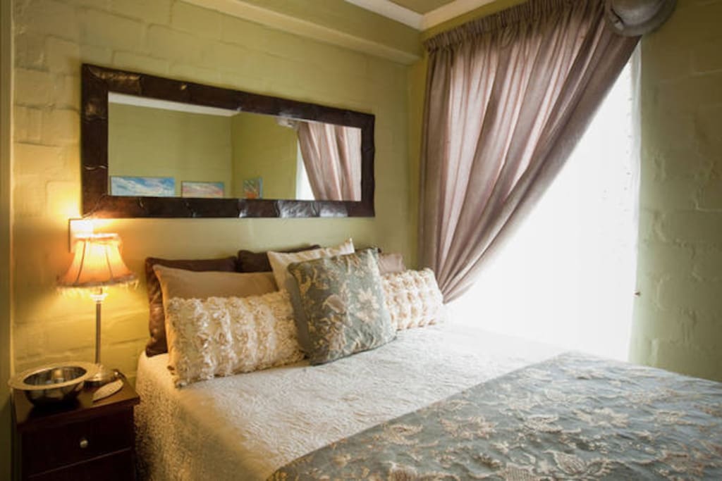 Brand new matrass, linen, bedding curtains. Room just been upgraded!