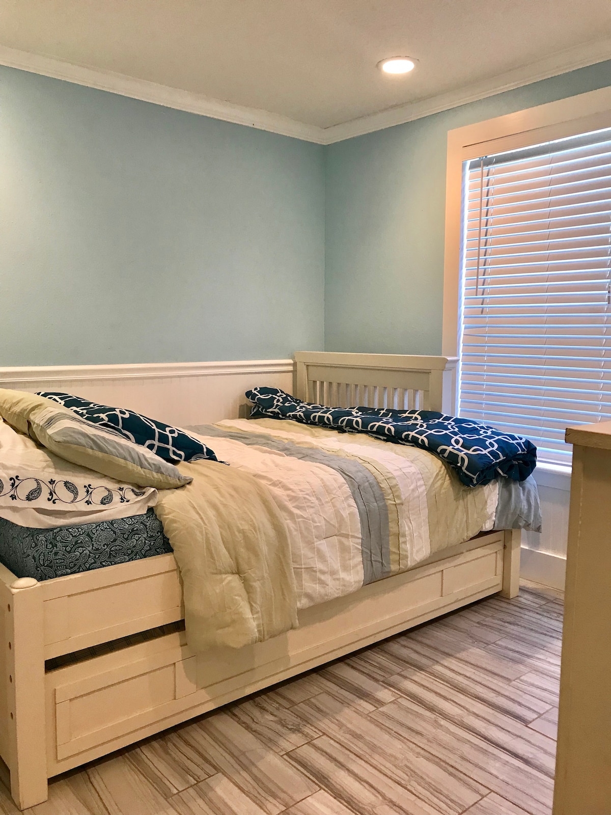 Spavaća soba 1 sadrži bračni krevet (širine 125-149 cm) s krevetom na izvlačenje