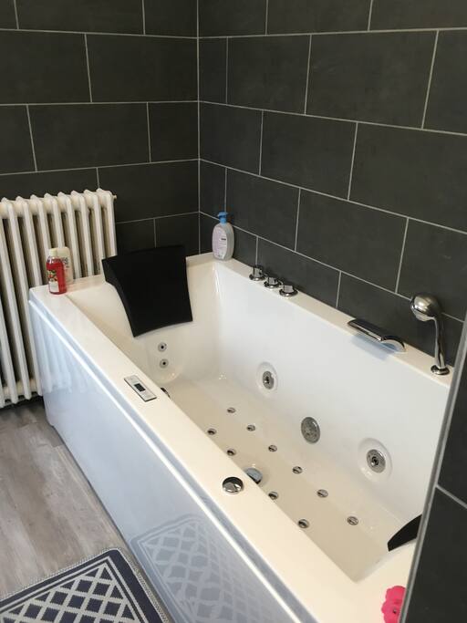La salle de bains est une invitation à la détente...