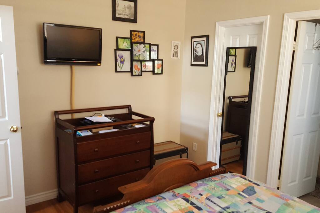 Plasma TV, Blue Ray player, Netflix, Amazon, Hulu Plus for your viewing pleasure. Walk-in closet.