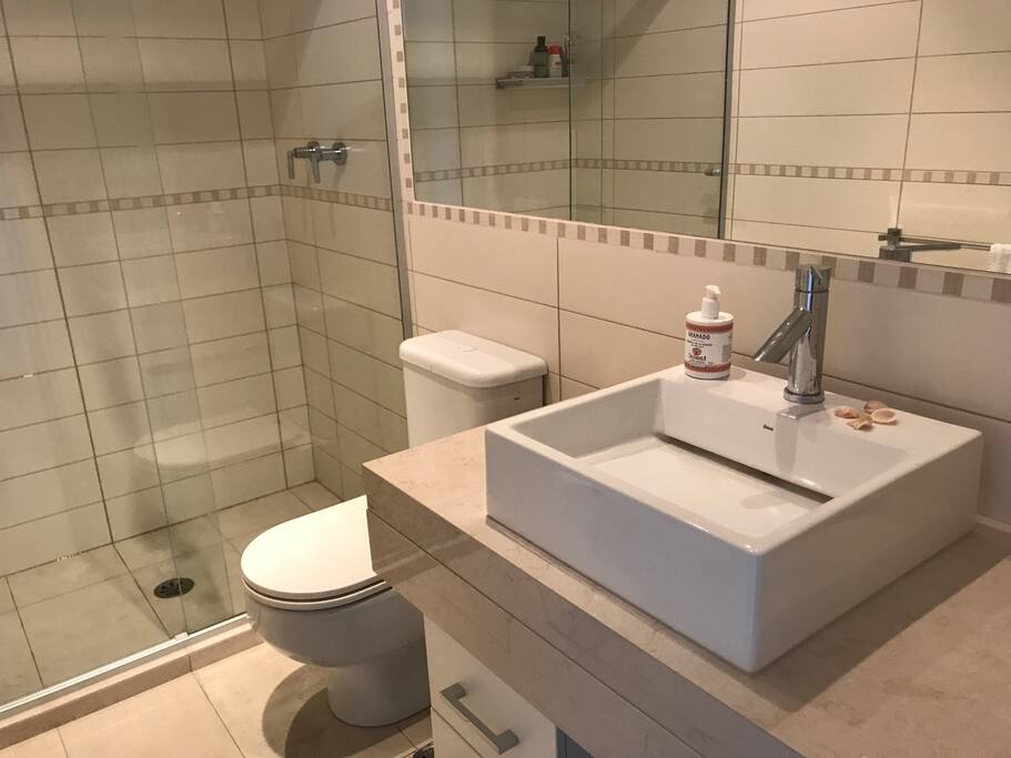 Banheiro hóspedes com chuveirão de água quente