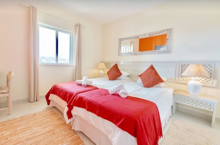 3 غرف نوم واسعة - تحتوي كل منها على سريرين فرديين يمكن تجميعهما أيضًا لاستخدامهما كسرير بحجم كبير 