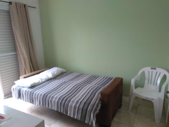 ห้องนอน 1 ชั้นล่าง โซฟาเบดติดอาวุธสำหรับเตียงคู่