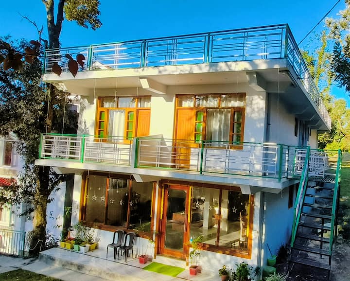 The Clovers | 4BR Mountain Home| Private Balconies