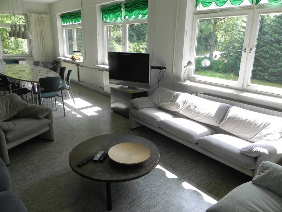 Wohnzimmer Sofagruppe und Fernsehen TV - oder nach aussen