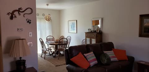 Top Airbnb: cool air con. sweet outside starry nights king bed in Kanab