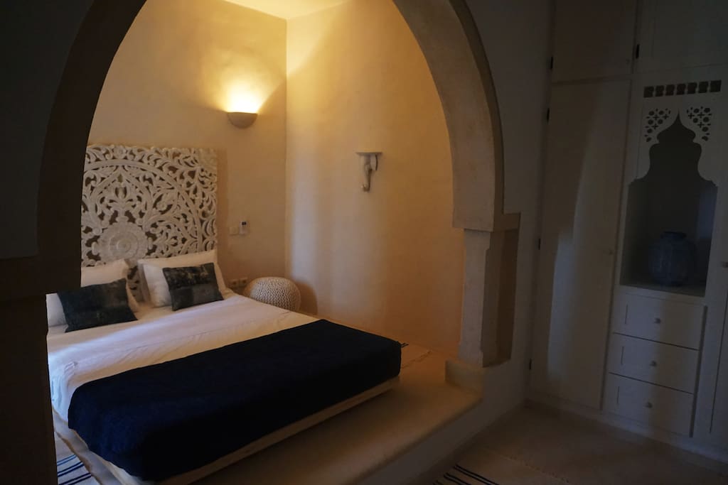 Princesse Jade : chambre double avec lit Queen Size et salle de bain privative.