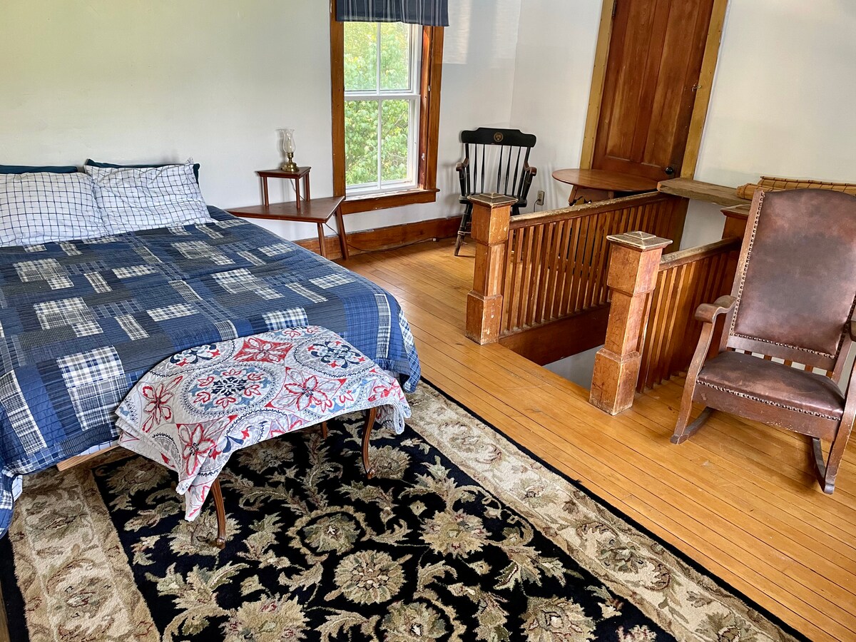 Nuevo dormitorio en la planta superior agregado, “The Maple Room”, trae nuestra capacidad a 4 parejas (8) (4 camas tamaño queen).