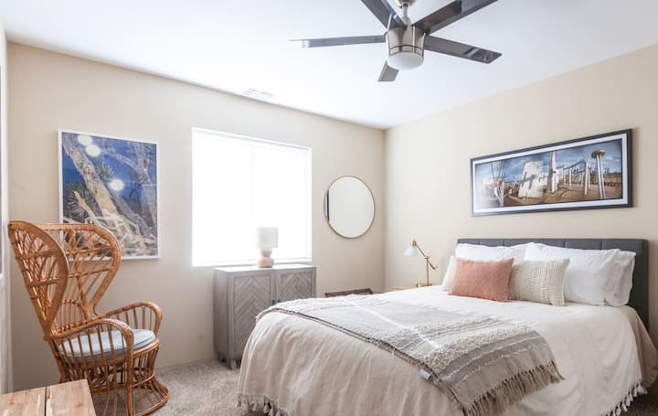 Spálňa 1 s pohodlnou manželskou posteľou Queen, originálnym umením, veľkým šatníkom a moderným dekorom. 