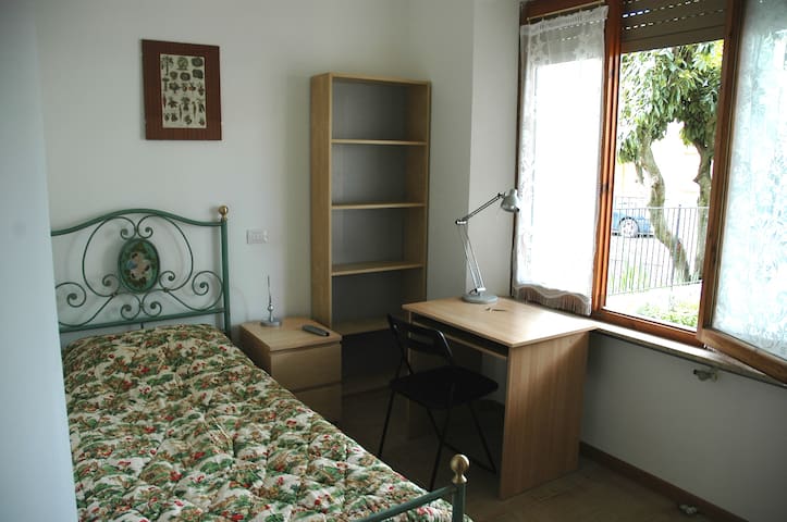 single room -n.4- 10 min. from Siena center by bus