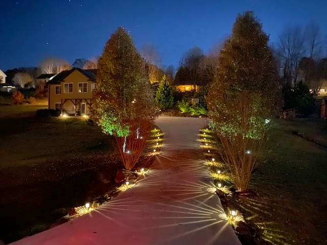 10 Min. to DTWN, HotTub & Sauna Bunks, 2 Acres