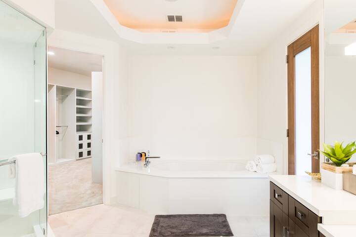 Hollywood Hills Home Pool Sauna Spa LA City Views & Theater gallery image 5