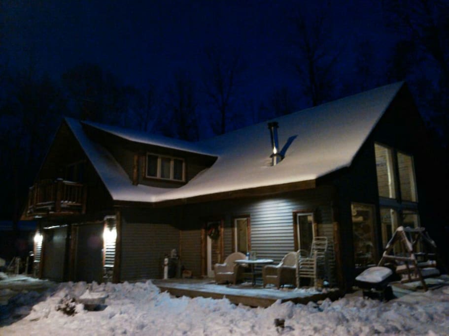 Beautiful log home, located in Arneson's Rocky Point on Lake of the Woods.