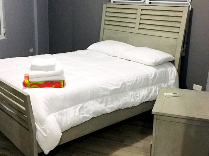 第2间卧室配备标准双人床和大衣柜。 