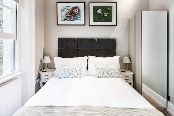 Glavna spavaća soba s mirnim pogledom na vrt 