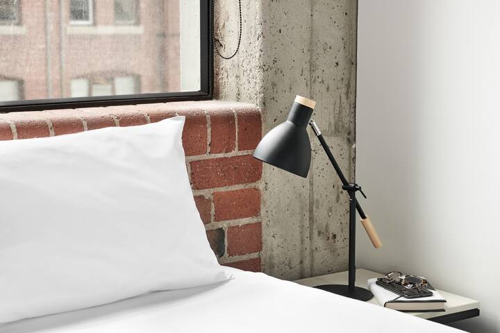 NYC-Style, CBD Paris End – Ample Space and Balcony gallery image 5