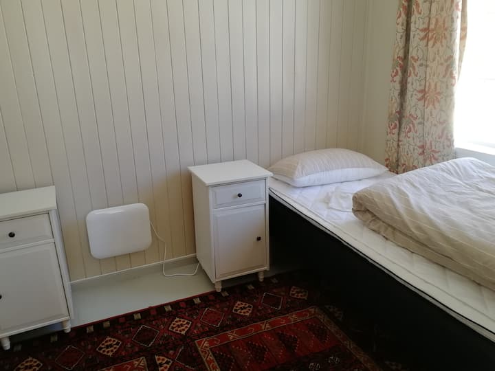 2号卧室，单人床。