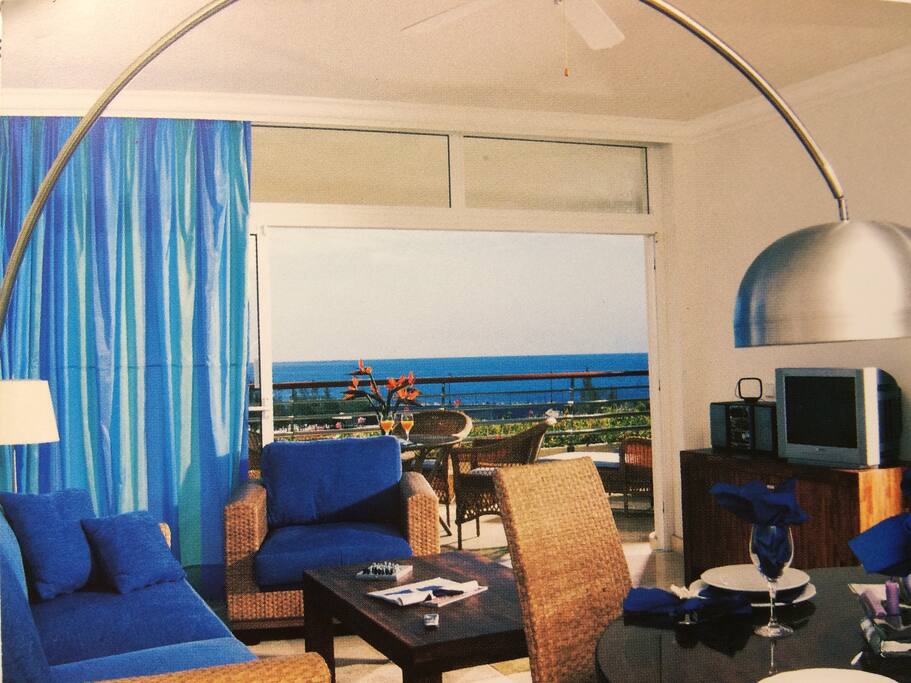 sala com sofá cama, TV, som e vista Mar