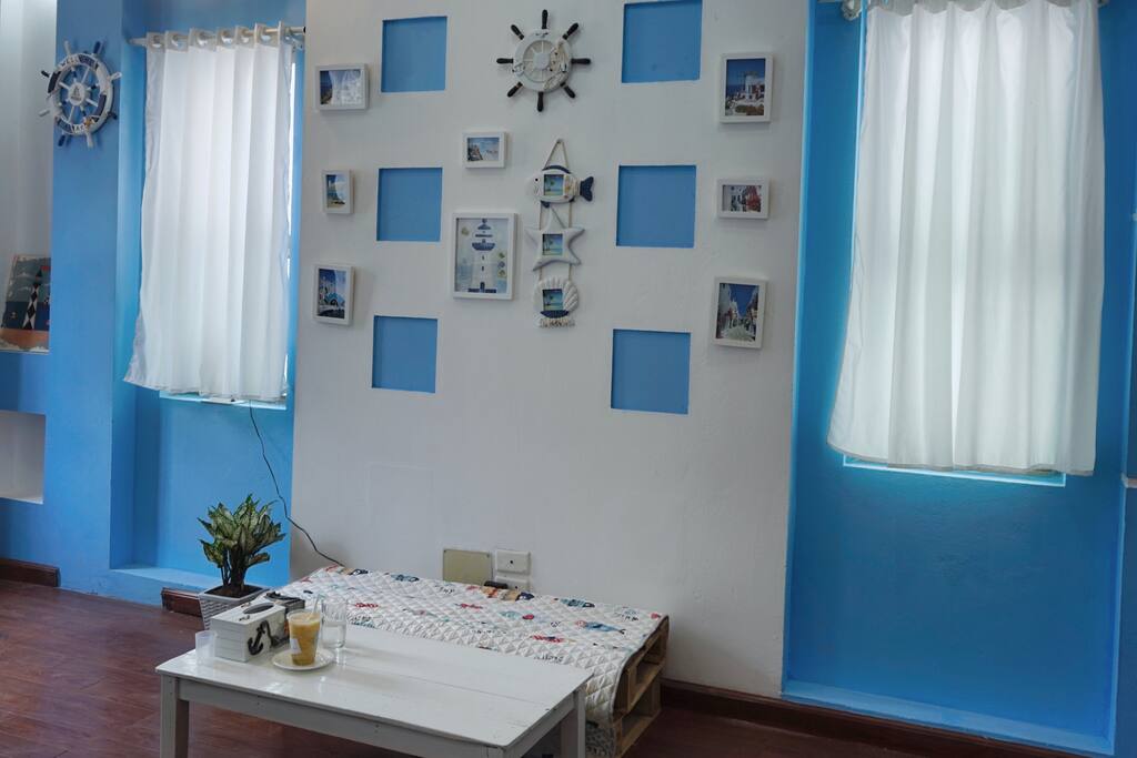 Tables and benches are places to relax, read books. You can watch the pictures hanging on the wall on the beautiful sea