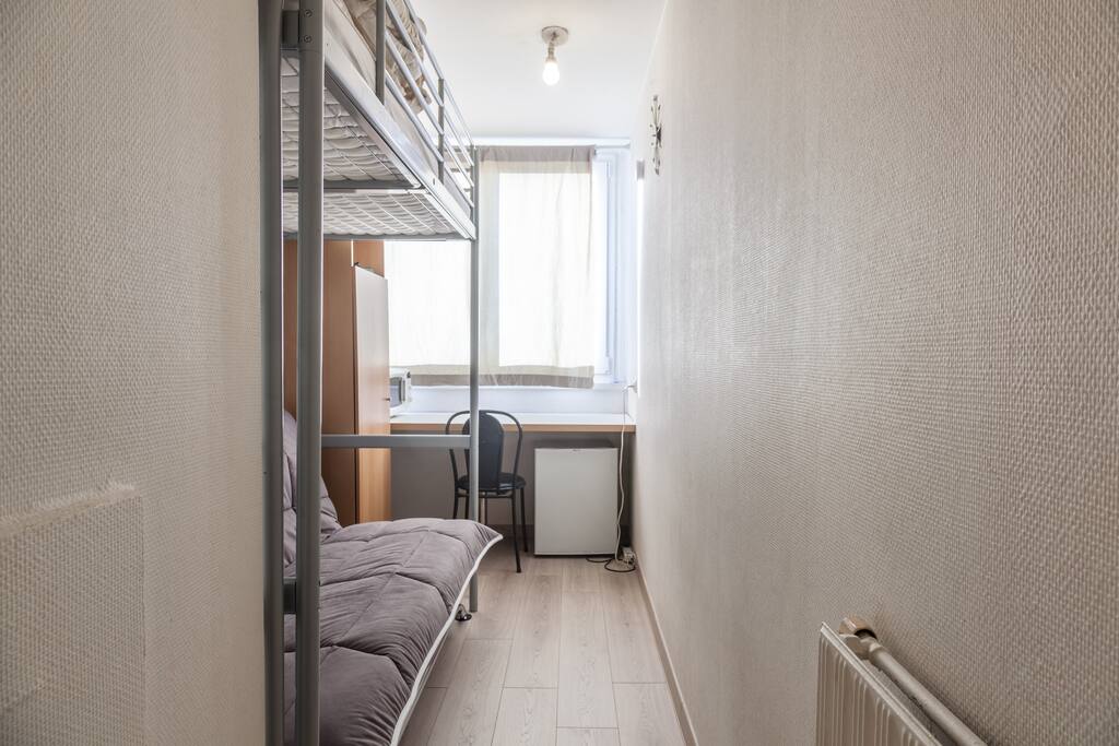 petite chambre pratique frigo + table de travail