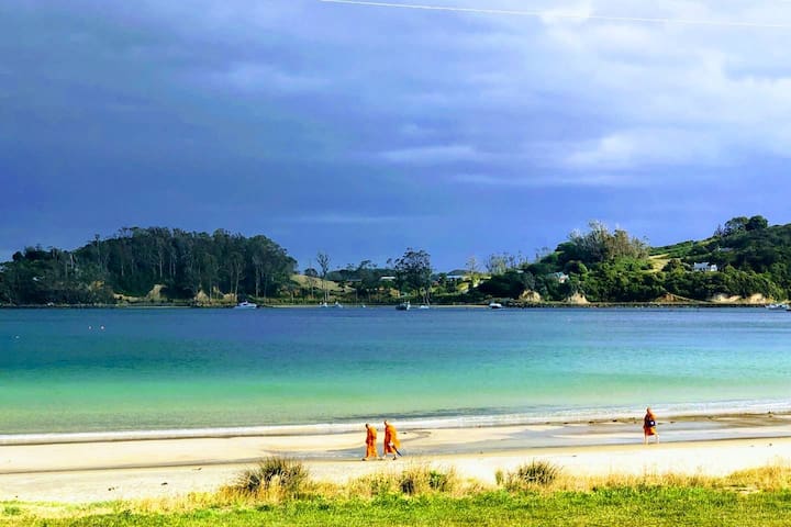 Butterfield Beach House Stewart Island with car