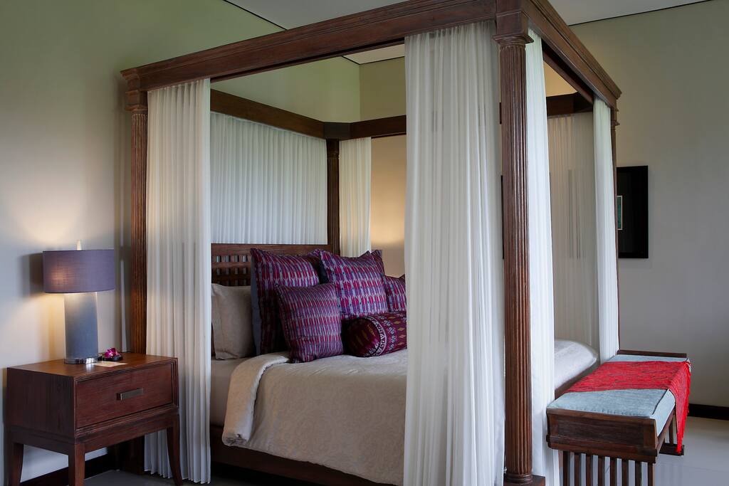 Padi Sky Loft Suite, Canopy bed Draped in Fine Cotton Bedding, Ground Floor