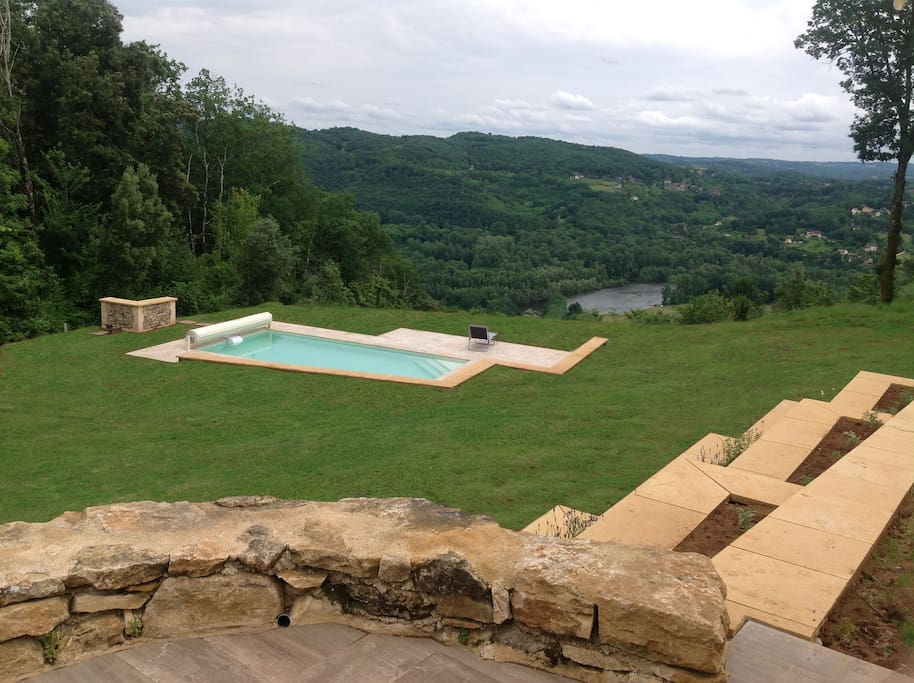 la piscine avec vue sur la Dordogne