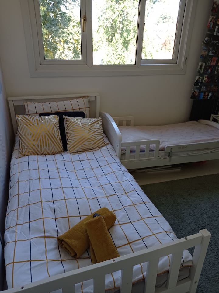 Segundo dormitorio en el piso superior. 1 cama individual y 1 cama para niños.