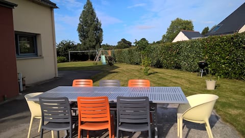 Comfortable recent family house close to the coast