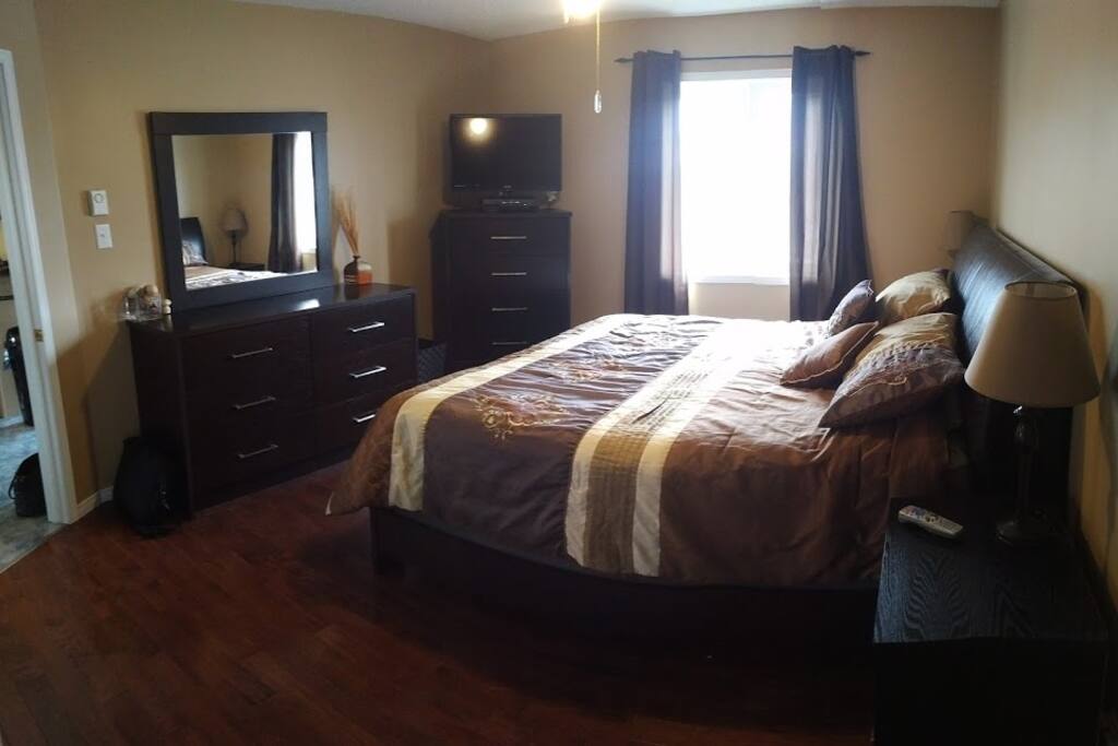 Chambre des Maîtres avec lit King (matelas tout neuf), avec accès direct à la salle de bain.
Master's bedroom with King size bed (brand new matress), direct access to bedroom.