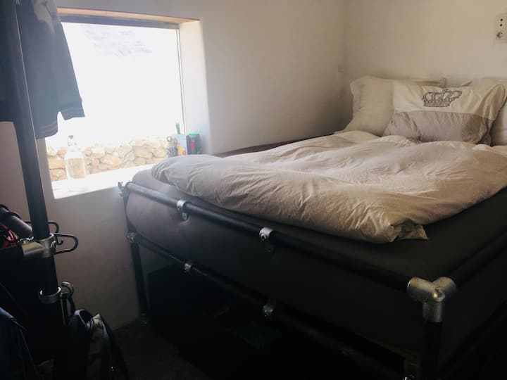 Bett 2x1,8m mit Tempurmatratze (Schlafzimmer 2)