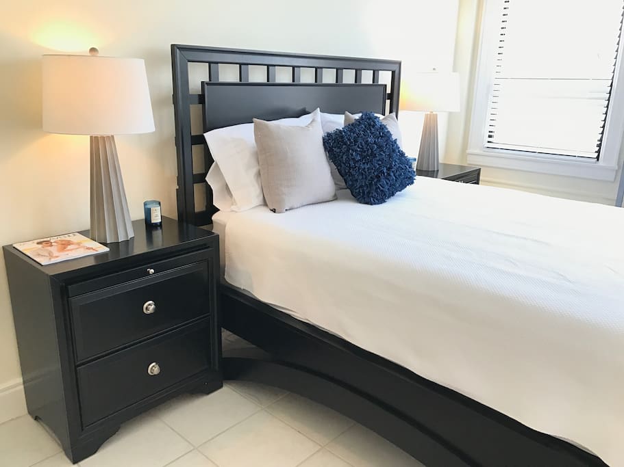 Queen bed.
