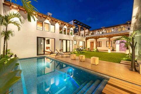 Pool, Gym, 3.5 Blocks from Main Square, Netflix