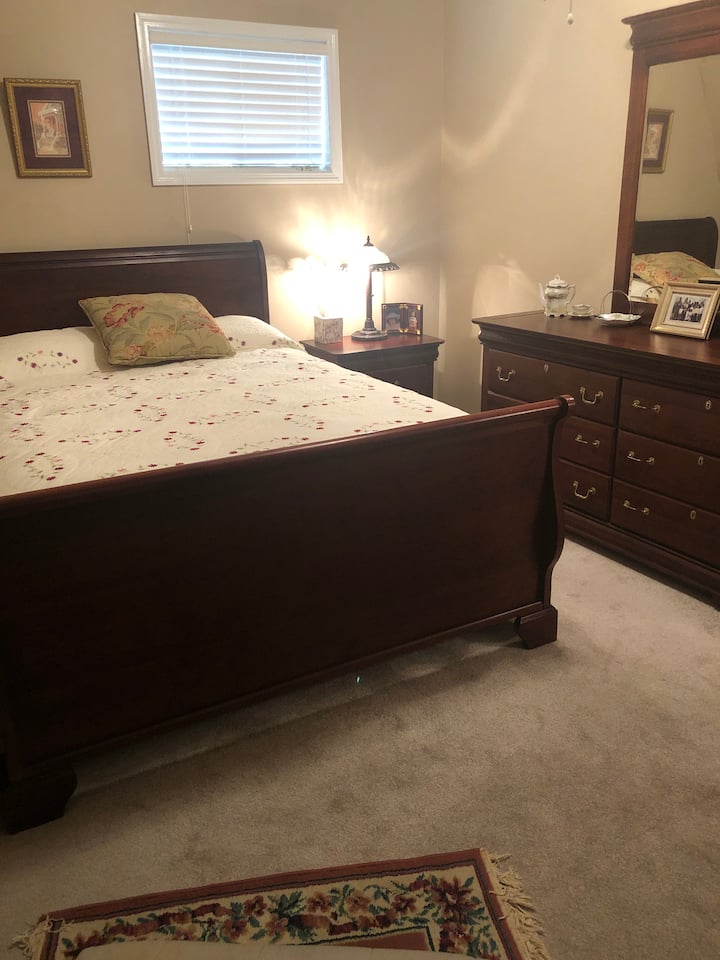 Chumba #2 kina kitanda cha upana wa futi 2 na shuka za kifahari.