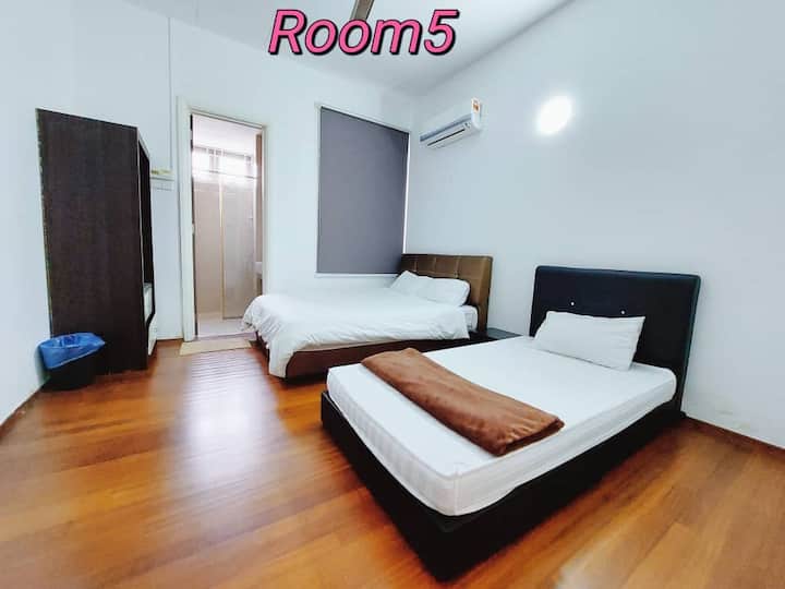 Izba 5 : 1 veľká manželská posteľ a 1 jednolôžko,pripojená kúpeľňa