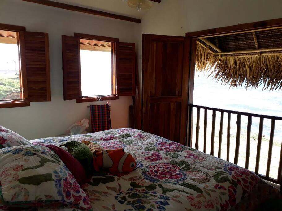 Recámara principal cama muy acogedora y vista al mar .