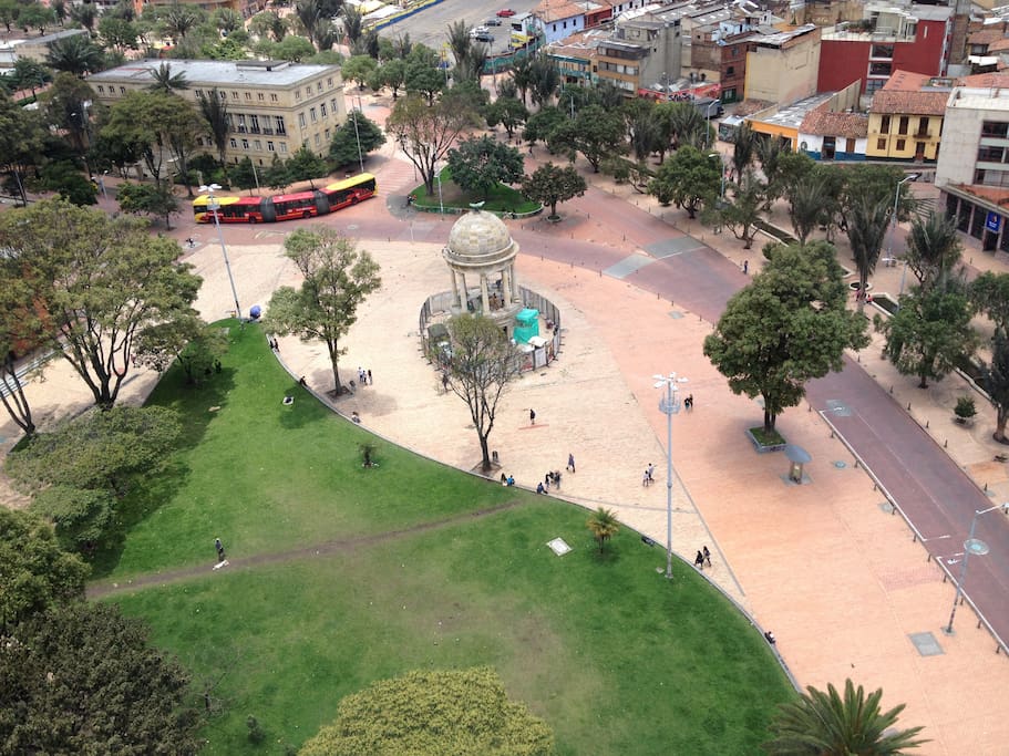 Frente al Parque de los Periodistas, zona histórica de la ciudad.