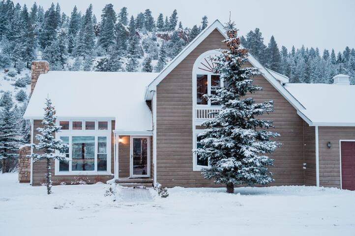 Deluxe mountain Villa! Riverfront and in town!
