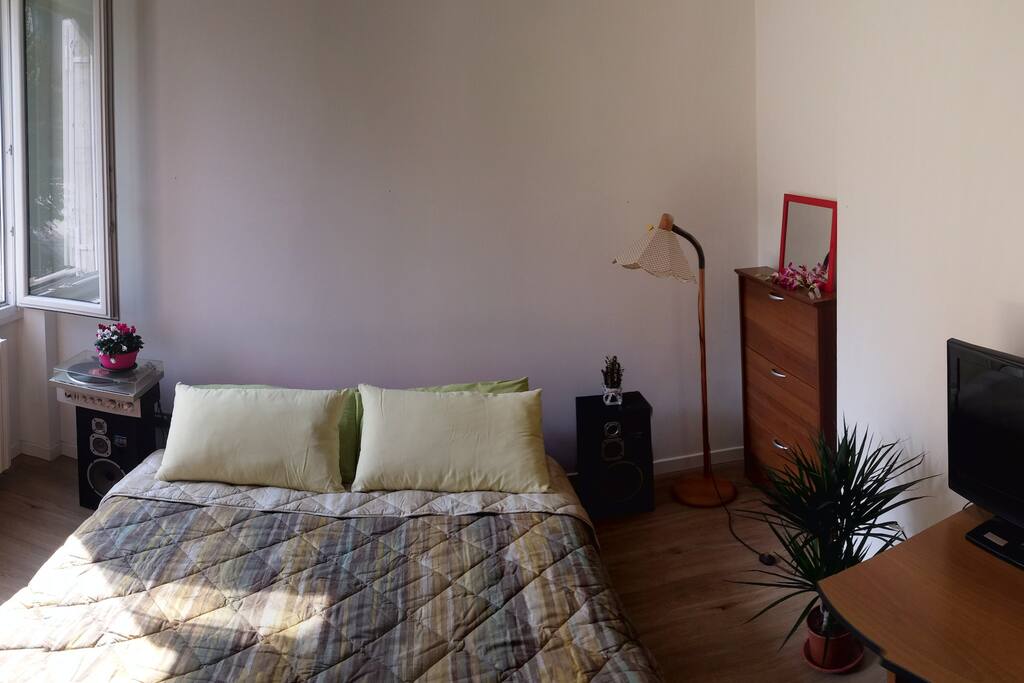 Letto matrimoniale aperto stanza ospiti