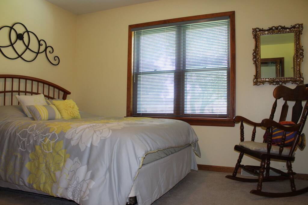 1st floor queen bedroom