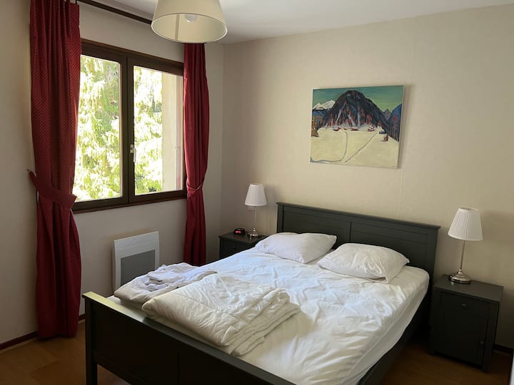 Spavaća soba 1 (prizemlje): bračni krevet (140 x 200).
