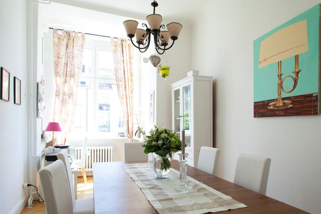 Freundliches Speisezimmer mit Schreibtisch im Erker